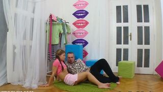 Трахает девственницу