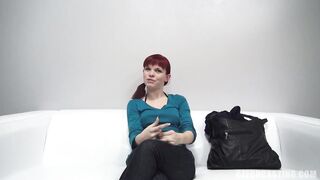 18-тилетняя рыжая соска согласилась сделать минет на кастинге