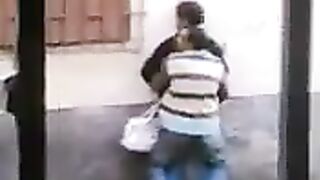 На улице так захотелось трахаться, что даже не зашли в дом