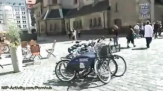 Показала киску всей общественности