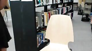 Ласкает себя в библиотеке