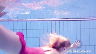 Леночка разделась и плавает в бассейне голышом