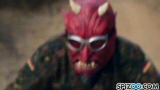 Мужик трахает двух блондинок на заброшенном складе