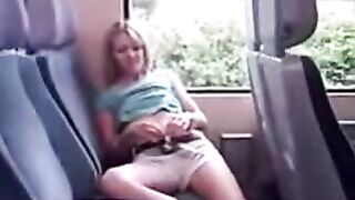 В автобусе на заднем сидении задрав юбку начала гладить пизду через трусы