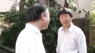 Красивую азиатку ебут и она кончает