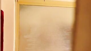 Скрытая камера снимает девушку в душевой