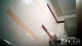 Скрытая камера в туалете магазина