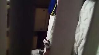 Снимает скрытой камерой как его соседи занимаются сексом