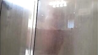 Скрытая камера снимает как мужчина моется в душевой