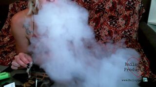 Блондинка вэйперша пускает много пара пока дрочит