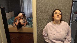 Они там трахаются, а у меня пизда горит от возбуждения