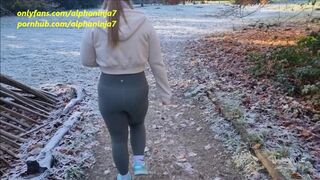 Взрослая баба в тугих штанах трахается в рот в парке