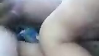 Молодую азиатку трахнули в два члена