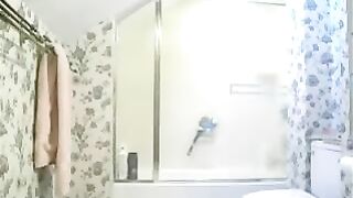 Скрытая камера в туалете поймала то что нужно