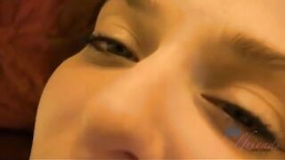 Сосет член своему мужчине, по-домашнему пробегаясь по яичкам