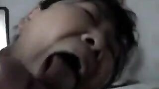 Китаянка отрабатывает ему минетом