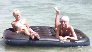 Голые на матрасе