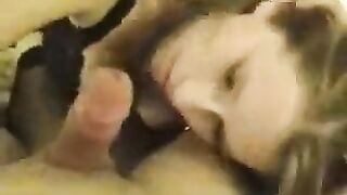 Нежно облизывает головку члена мужчине