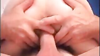 Половые губы волосатой письки во время ебли крупным планом