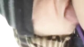 Парень с девушкой пытаются отморозить хуй и пизду