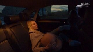 Блядливая блондинка с длинными ногами играет в машине