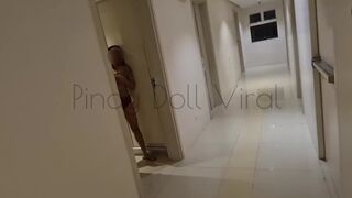 Красавица снимается в домашке и сосёт хуй на коленях