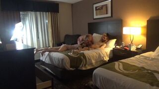 Две соски с большими жопами сосут хуй любовника