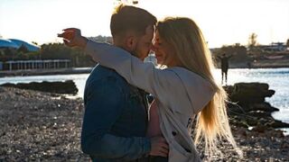 Она еще не знает, что он ее просто выебать хочет