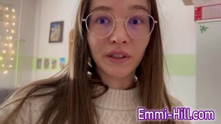 Я же не шалава, с кем попало трахаться. Я лучше подрочу!