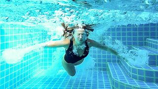 Хватит плавать, мы сюда вообще-то трахаться приехали