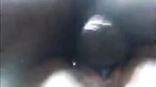 Черная пизда сильно кончает и вокруг разлетается влага