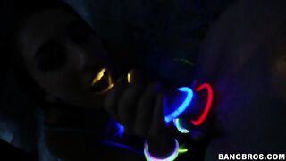 Девушка подрочила парню член