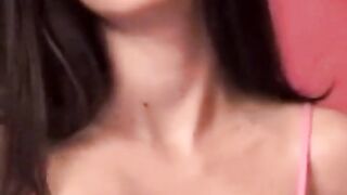 Красотка Минди играет с собой