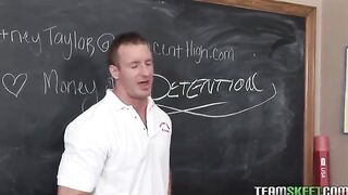 Переспала с учителем прямо в кабинете