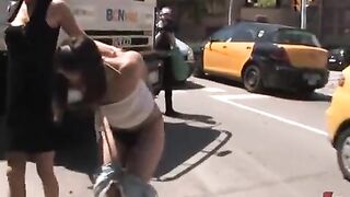 Изнасиловал в рот на улице