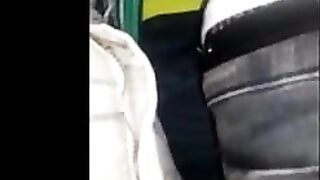 Дрочит свой пенис прямо в метро и вскоре начал кончать