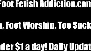 Блондинка любит, когда ей ласкают ножки