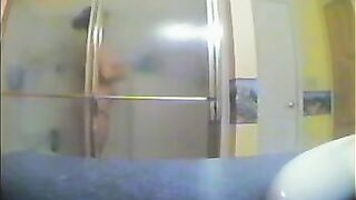 Сестра принимает душ, не зная о скрытой камере