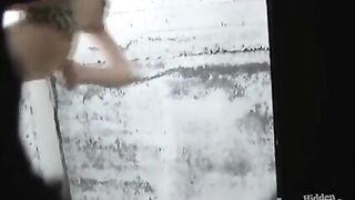 Подглядывание в женском туалете (вид снизу)